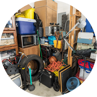 photo d'un intérieur rempli d'objets en tout genre (syndrome de diogène)