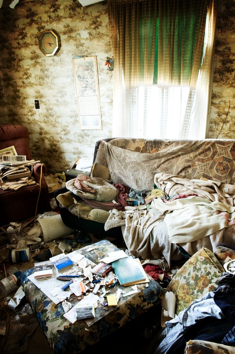 Pièce de vie remplie de détritus avant le passage d'un expert spécialisé à Liège (province)