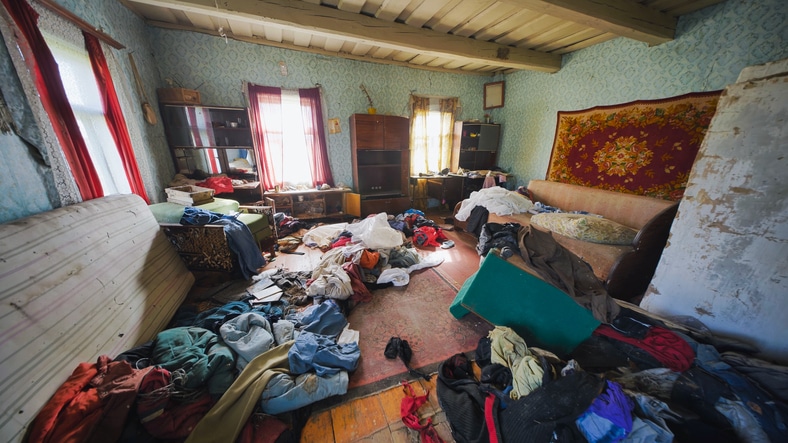 intérieur d'une maison en province de liege remplie d'objets avant l'intervention experte de vide-maison liégeois
