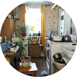 Cuisine remplie d'objets en tout genre avant l'intervention d'experts (vide-maison liégeois)