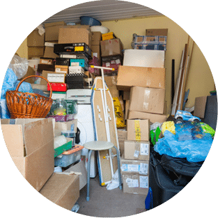 Pièce remplie de cartons, d'objets et de détrituts avant le passage d'un service de vide-maison