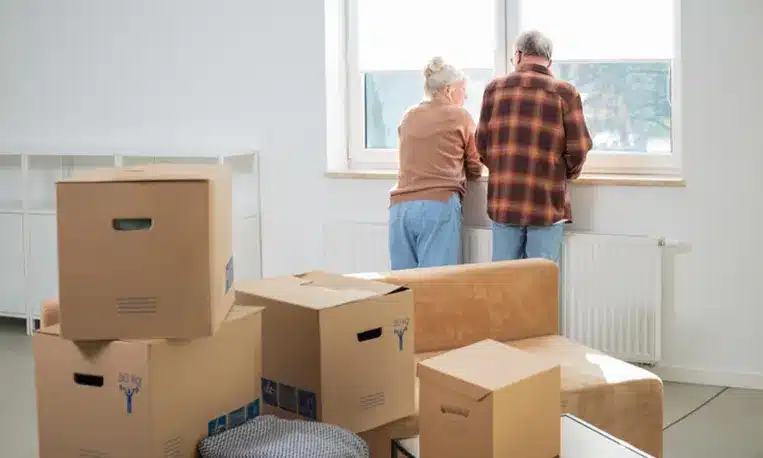 Deux personnes entrain de déménager avec des cartons