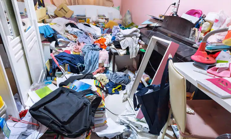 Pièce entièrement encombrée à Liège (syndrome de diogène) nécessitant un vide maison pour évacuation