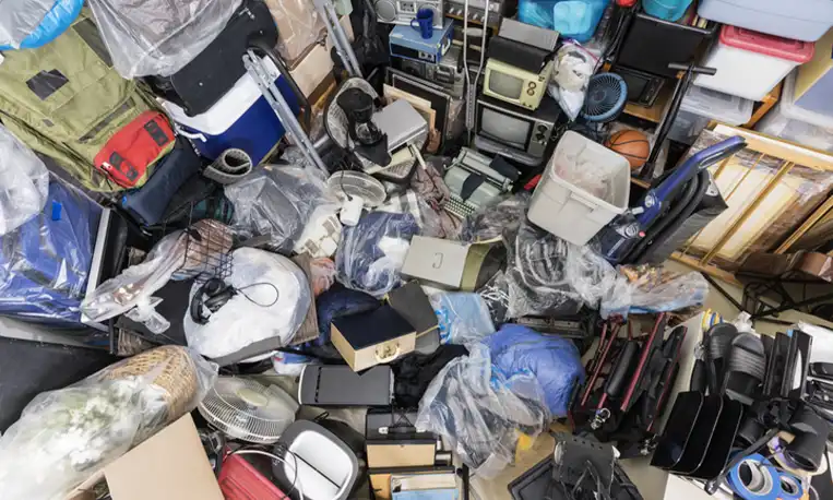 Objets/déchets entassés avant le travail de tri et d'évacuation d'un professionnel